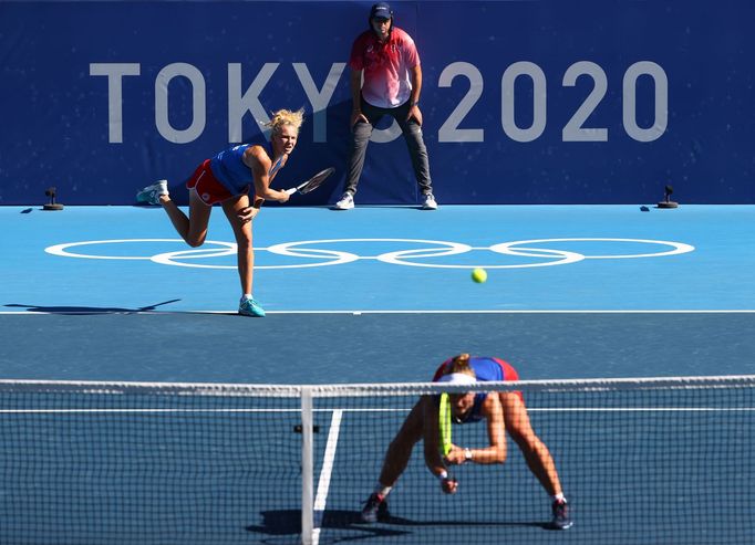 Barbora Krejčíková a Kateřina Siniaková ve finále na OH 2020 proti Viktoriji Golubicové a Belindě Bencicové