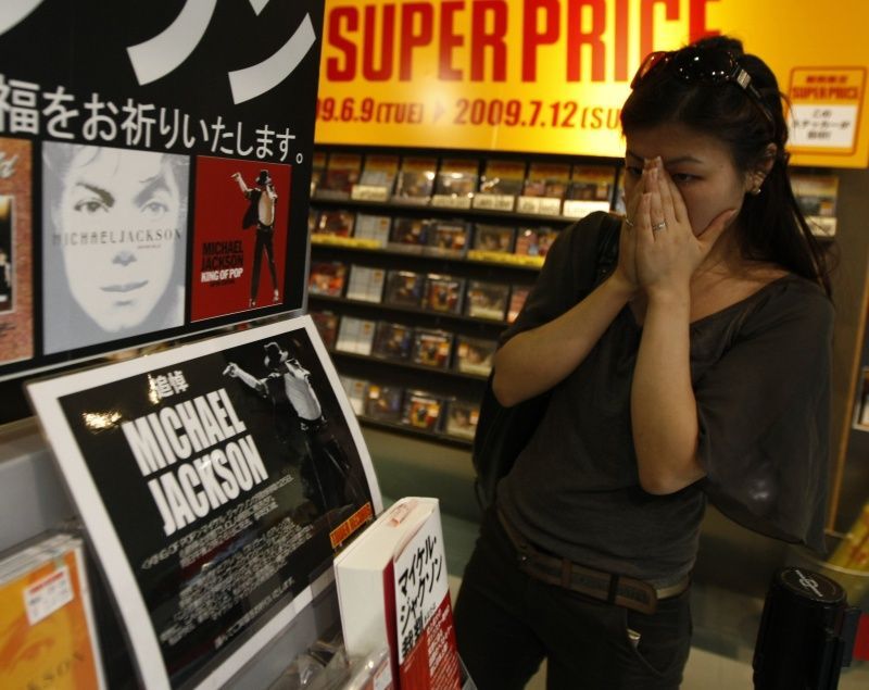 Michael Jackson zemřel - truchlící japonská fanynka