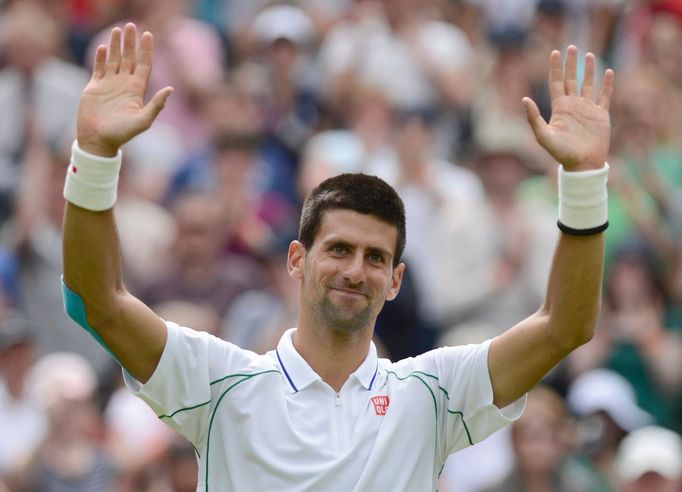 Srbský tenista Novak Djokovič se raduje z vítězství nad Španělem Juanem-Carlosem Ferrerem v 1. kole na Wimbledonu 2012.