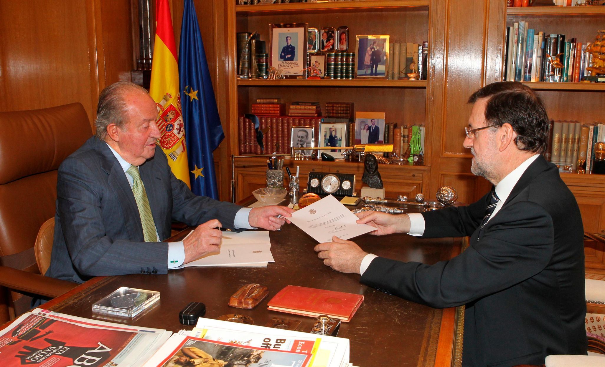 Juan Carlos předává svoje oznámení o abdikaci