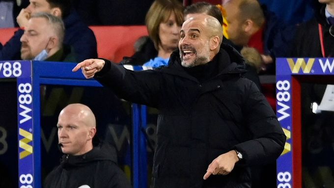Trenér Manchesteru City Pep Guardiola gestikuluje v zápase anglické ligy s Crystal Palace.