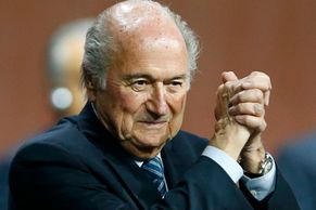 Blatter vládne dál fotbalu. Kdo jej očistí od korupce?