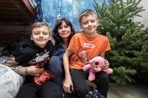 Vánoce na palandě a se stromkem v kýblu. Jak slaví uprchlíci z bombardovaného Donbasu