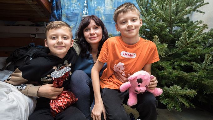 Vánoce na palandě a se stromkem v kýblu. Jak slaví uprchlíci z bombardovaného Donbasu