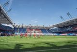 I muži hráli na stadionu fotbalové Wisly Krakov. Zápasy se střídaly s těmi ženskými.