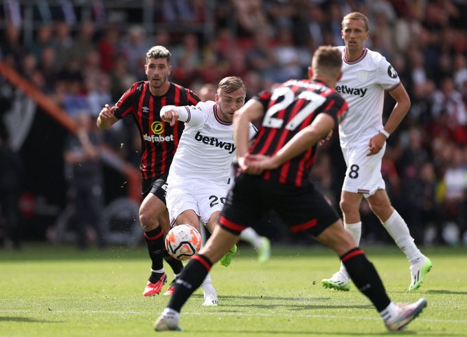 Jarrod Bowen střílí gól v utkání Bournemouth - West Ham