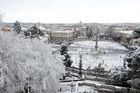 Za poslední dny nasněžilo v řadě jihoevropských měst, kde na vánice nejsou zvyklí. V noci na pondělí například zasypal sníh i italskou metropoli Řím.