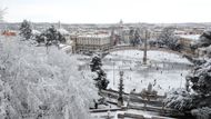 Za poslední dny nasněžilo v řadě jihoevropských měst, kde na vánice nejsou zvyklí. V noci na pondělí například zasypal sníh i italskou metropoli Řím.