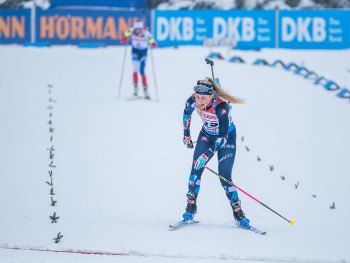 Ingrid Landmark Tandrevoldová v cíli stíhačky SP v Hochfilzenu 2022