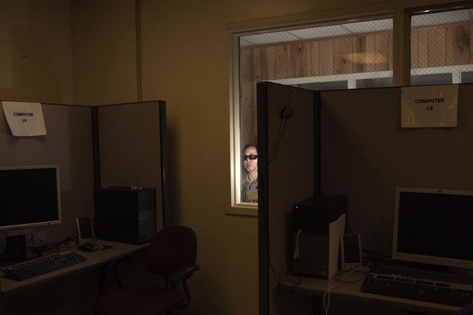 Aran Abramovich, who is totally blind, studies using a computer at the World Services for the Blind (WSB) in Little Rock, Arkansas January 4, 2013. Abramovich listens to his lessons on the computer using Jaws, a software developed for the blind and visually impaired, which converts text into audio. The WSB is a rehabilitation center for the blind or visually impaired which offers life skills and career training programs designed to help those enrolled achieve sustainable independence. Picture taken on January 4, 2013. REUTERS/Gaia Squarci (UNITED STATES - Tags: HEALTH EDUCATION SOCIETY SCIENCE TECHNOLOGY) Published: Dub. 26, 2013, 2:22 odp.