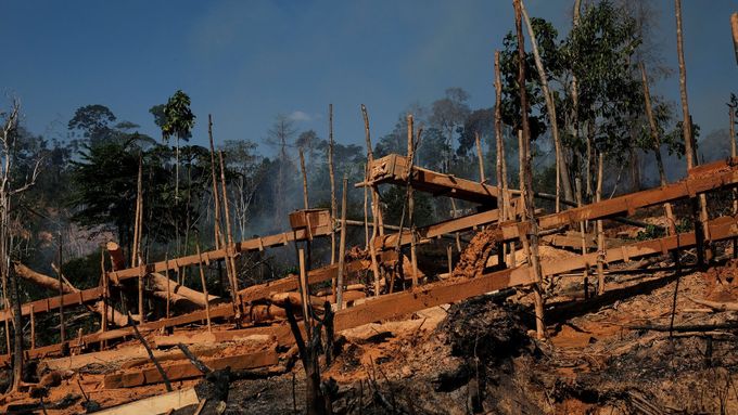 Ilegální těžba zlata v Amazonii, Brazílie.