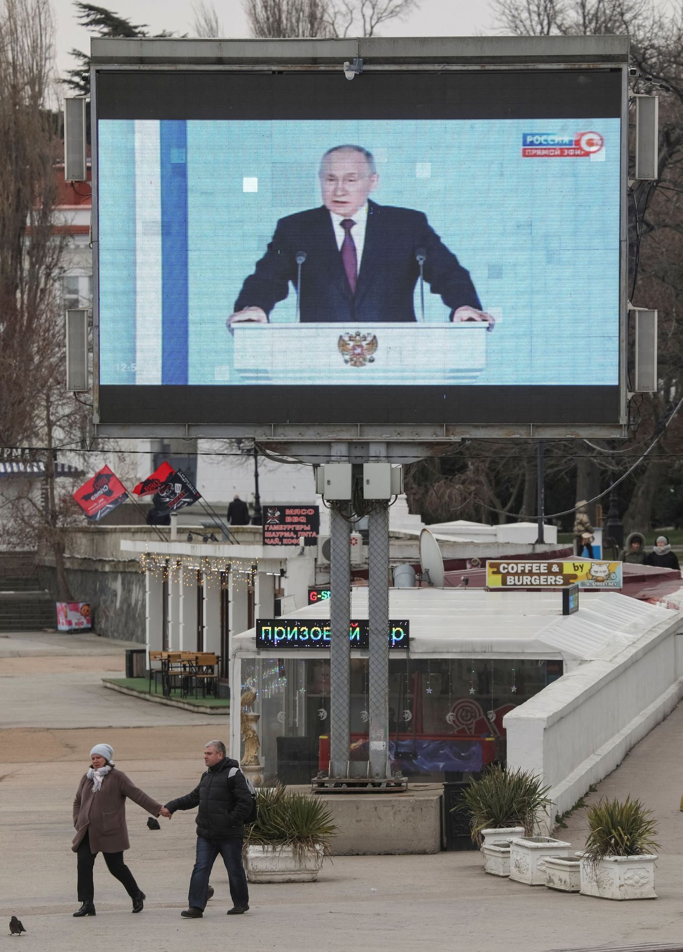 Projev Putina, přenášený na obrazovku v Sevastopolu na Krymu.
