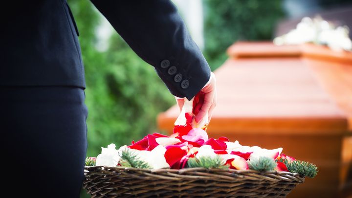 Menším pohřebním službám chybí brigádníci. Rakev často musí nosit pozůstalí; Zdroj foto: Shutterstock