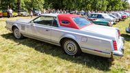 Kromě klasických veteránů a takzvaných youngtimerů byla k vidění i řada amerických křižníků silnic. Toto je Lincoln Continental Mark IV, 1979. Obsah motoru 6,6 litru.