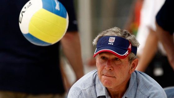 Bush si na olympiádě zahrál beachvolejbal