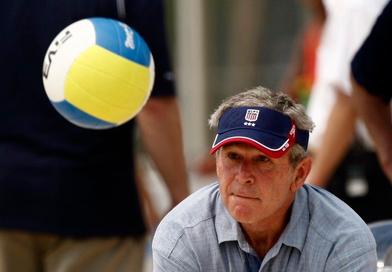 George Bush hraje volejbal