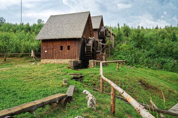 U břehu říčky Olešnice jsou podle dobových nákresů zbudované dva zlatorudné mlýny.