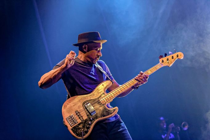 Marcus Miller je znám mimo jiné jedinečnou takzvanou slapovou technikou hry.