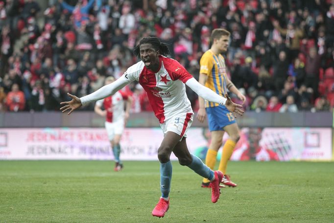 Peter Olayinka slaví v zápase 22. kola Slavia - Opava