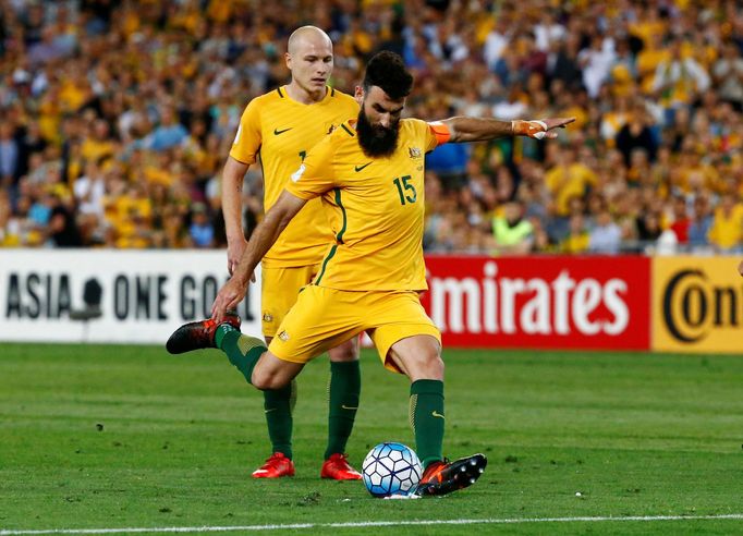 Australan Mile Jedinak otevírá z přímého kopu skóre duelu s Hondurasem