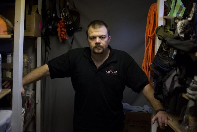 Phil Burns, a firearms instructor, at his home in American Fork, Utah, December 14, 2012. While most "preppers" discount the Mayan calendar prophecy, many are preparing to be self-sufficient for threats like nuclear war, natural disaster, famine and economic collapse. Picture taken December 14, 2012. REUTERS/Jim Urquhart (UNITED STATES - Tags: SOCIETY) Published: Pro. 18, 2012, 5:23 odp.