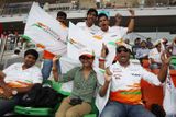 Indičtí fanoušci samozřejmě vyznávají hlavně barvy vozu Force India,...