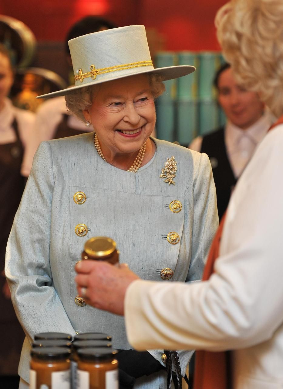 Královna Alžběta, Kate a Camilla si vyrazily do obchodu