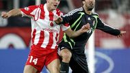 Kanonýr Realu Madrid Ruud van Nistelrooij (vpravo) v souboji s Michalem Zevlakovem z týmu Olympiakos Pireus.