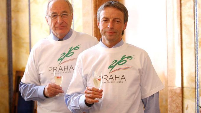 Šéf ČOV Milan Jirásek a primátor Pavel Bém jako bratři v triku.