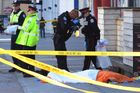 Dramatické video ze zatýkání vraha z Toronta: Muž na policistu mířil zbraní, ten ale zůstal klidný