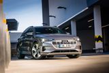Audi e-tron je prvním sériovým elektromobilem německé značky. Baterie ukrývá v podlaze a má celkový výkon až 300 kW.