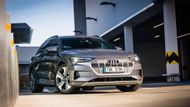 Audi e-tron je prvním sériovým elektromobilem německé značky. Baterie ukrývá v podlaze a má celkový výkon až 300 kW.