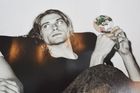 Tellera proslavily snímky Kurta Cobaina z kapely Nirvana. Tento je z kolekce Talíře/Teller.