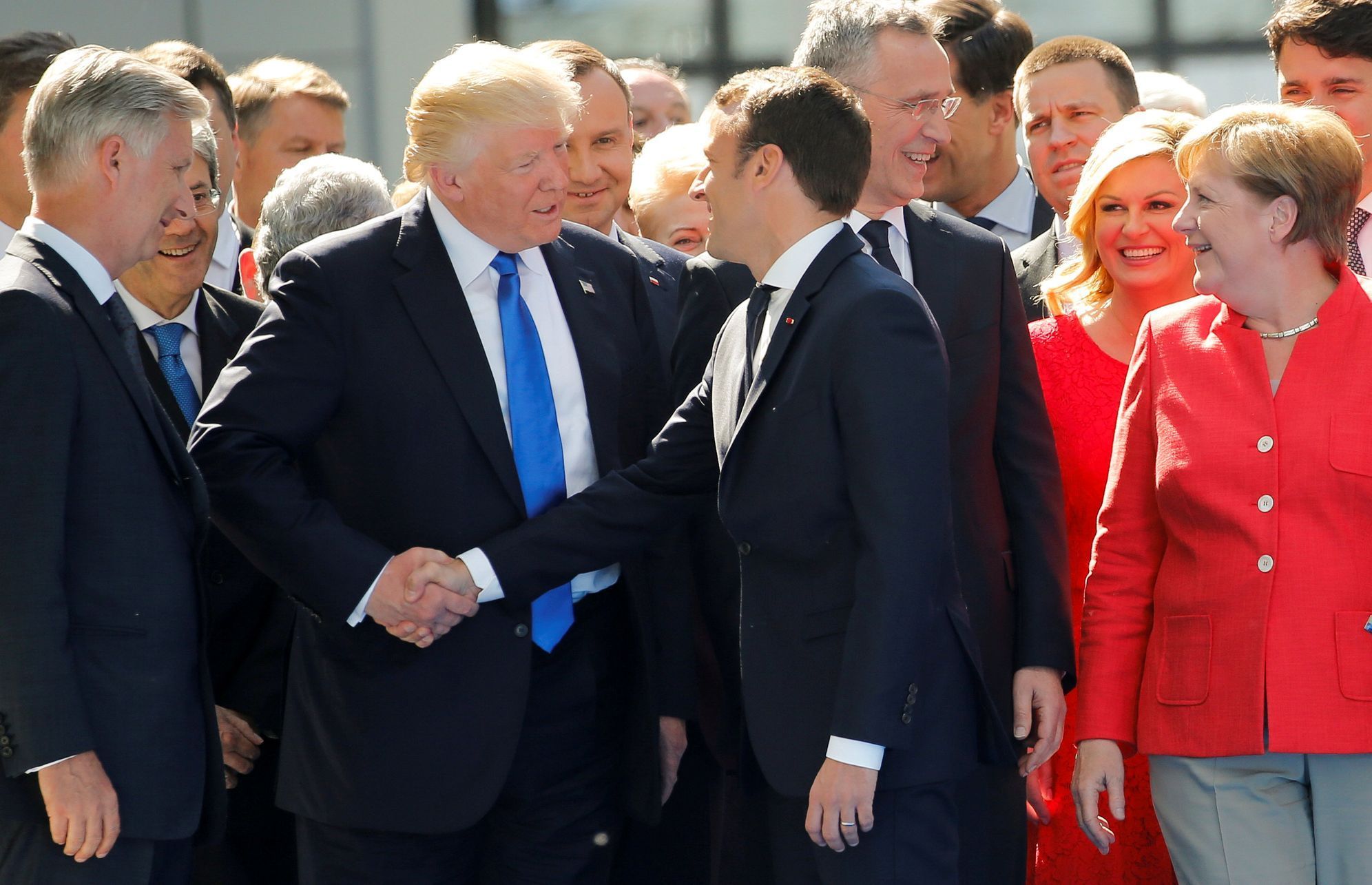 Trump Macron summit NATO handshake podání ruky