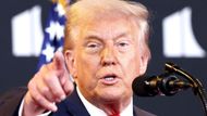 Jak se v pátek vyspí Donald Trump? Odpočinek mu příliš nehrozí, celý tým USA připravuje strategii na klíčové jednání v Anchorage. Trump zatím komentuje situaci jen stručně, všichni tak čekají na pátek.