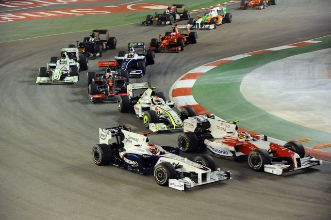 Robert Kubica se zvenku snaží dostat před Timo Glock v Toyotě. Píše se rok 2009 a piloti bojují na trati druhého ročníku noční Velké ceny v Singapuru.