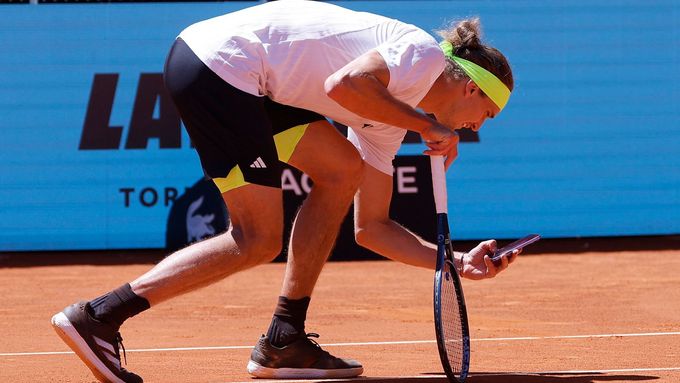 Alexander Zverev si fotí stopu míčku.