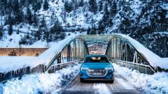 Audi e-tron zima sníh elektromobil