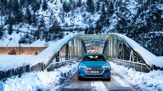 Audi e-tron v zimě, ilustrační snímek.