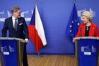 Premiér Petr Fiala (ODS) a šéfka Evropské komise Ursula von der Leyenová na summitu v Bruselu.