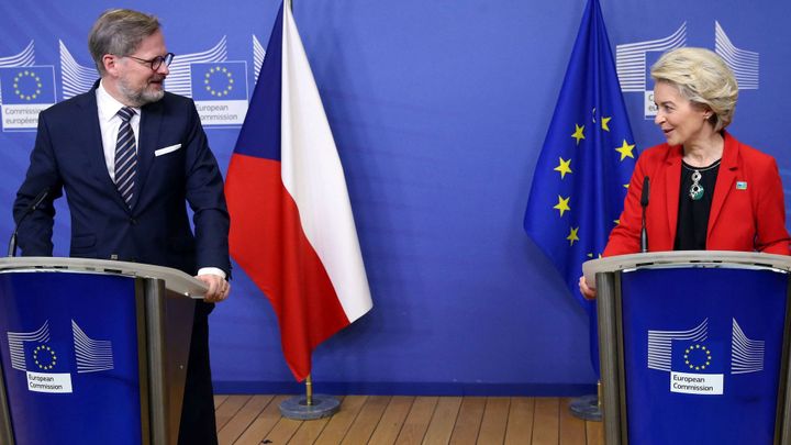 Fiala předčasně odjíždí ze summitu EU. Stihl šéfku komise, ze schůzky V4 naopak sešlo; Zdroj foto: Reuters