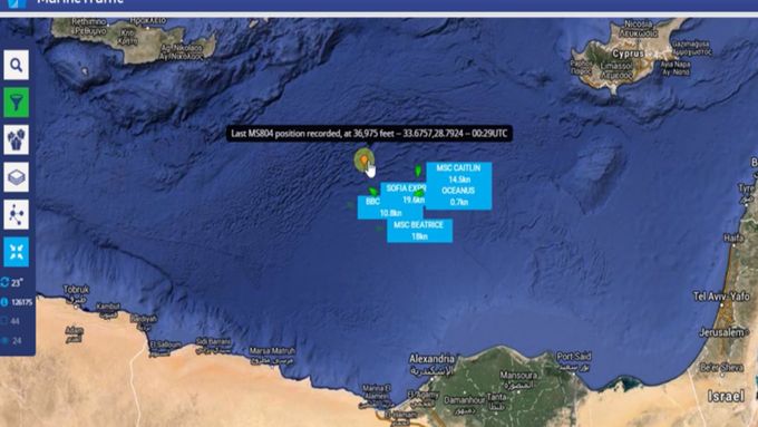 Mapa záchranné operace ve Středozemním moři, která následovala po ztrátě kontaktu s pilotem letadla.