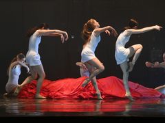 Většinu pohybu na scéně obstarává baletní ansámbl.