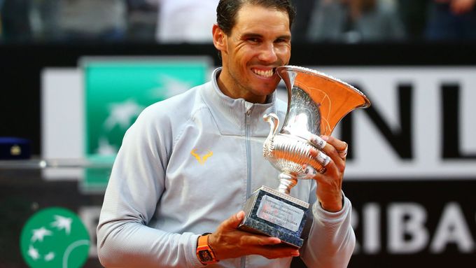 Rafael Nadal s trofejí pro vítěze římského turnaje