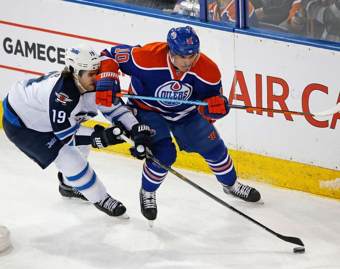 Nail Jakupov (Edmonton Oilers) a Jim Slater (Winnipeg Jets) v NHL 2014-15