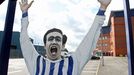 Vyobrazený hráč West Bromwich Albionu v podživotní velikosti na mříži před stadionem v Birminghamu.