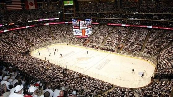 Tvrdá, bláznivá i zábavná. NHL nabírá na obrátkách