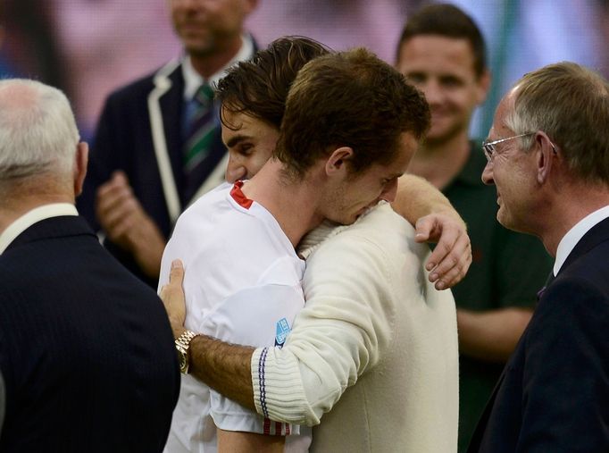 Švýcarský tenista Roger Federer se raduje z vítězství v utkání s Britem Andym Murraym ve finále Wimbledonu 2012.