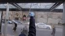 A man washes a bus stop window on Boylston Street after the street reopened to the public for the first time since the Boston Marathon bombings in Boston, Massachusetts April 24, 2013. REUTERS/Jessica Rinaldi (UNITED STATES - Tags: CRIME LAW CIVIL UNREST) Published: Dub. 24, 2013, 12:40 odp.