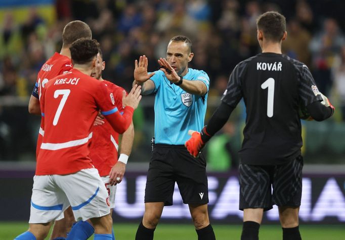 Ladislav Krejčí marně protestuje proti penaltě, kterou zavinil a z níž Ukrajina vyrovnala na 1:1